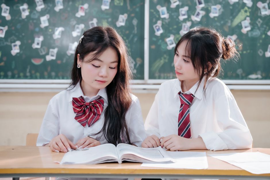 小学门口，时间总被拉得又慢又长。下午四点刚过，石阶上便坐满了人，老人们摇着蒲扇，年轻的母亲低头看手机，偶尔抬头望一眼校门。铁栅栏里传出整齐的读书声，又忽然爆出一阵哄笑。铃声一响，孩子们像潮水般涌出来，家长们的目光立刻变得锐利，在花花绿绿的书包间搜寻自家那个小小的身影。接到孩子的，顺手接过书包，另一只手已经递上水壶或点心。这画面日日重演，简单又重复，却藏着每个家庭对下一代最朴素的期待。
